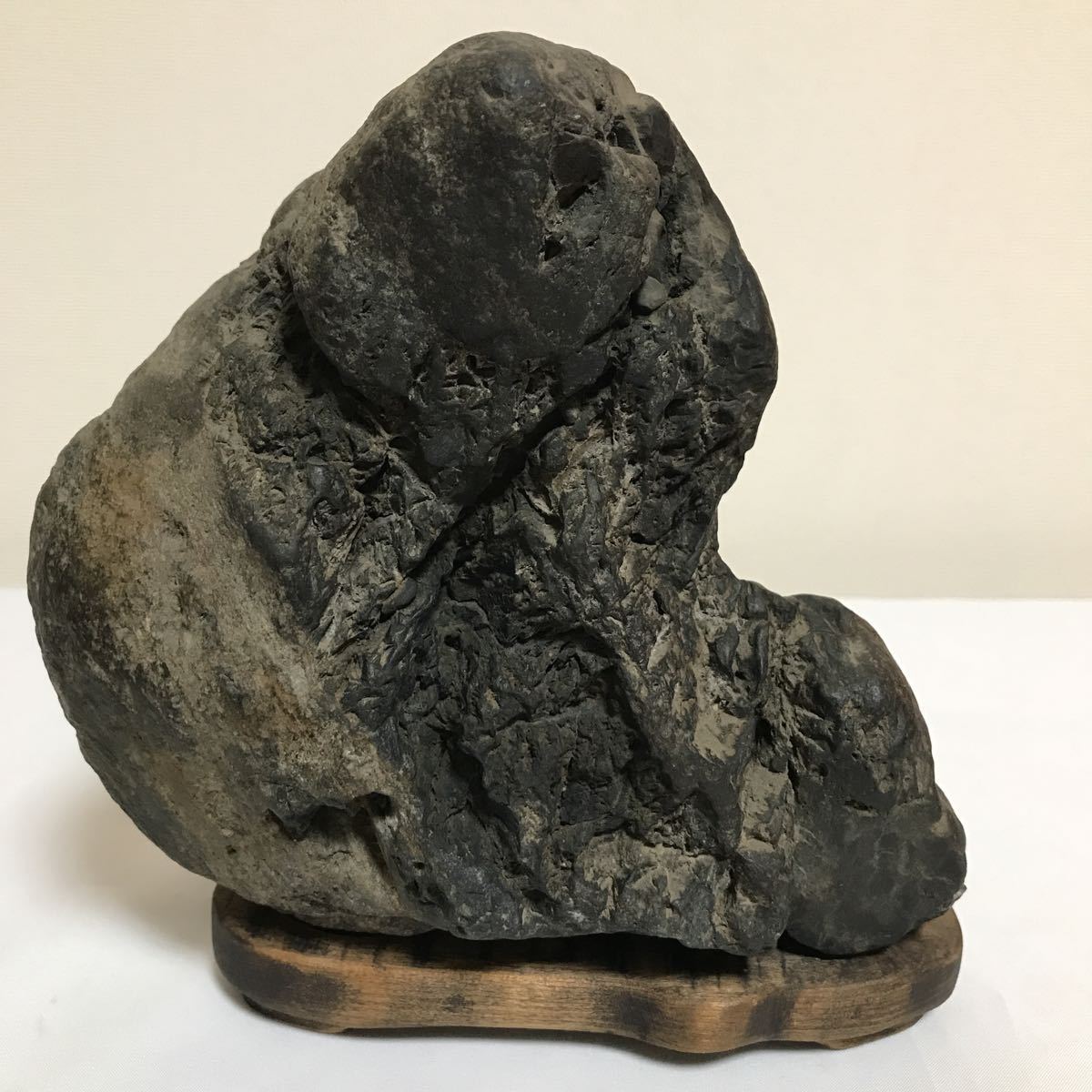ヤフオク! -「神居古潭石」(岩石、鉱物) (科学、自然)の落札相場・落札価格 日本専門店 神居古潭石、古潭石、鑑賞石、25キロ40センチ水石、天然記念石、大きな神居古潭石 置物