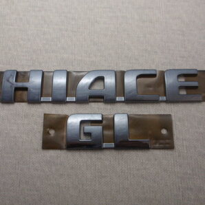 7トレジャー 【 トヨタ 200系 ハイエース ワイドボディー TOYOTA 200系 HIACE GL 】 プラチナ ブラック エンブレム 文字 2点セット