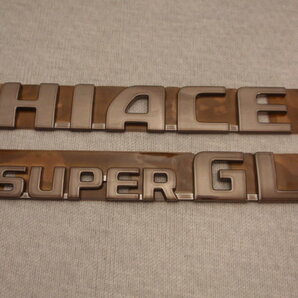 7トレジャー 【 トヨタ 200系 ハイエース SUPER GL 200系 HIACE 】 ダーク プライム ブラック エンブレム 文字 2点 (標準・ワイド 共通)