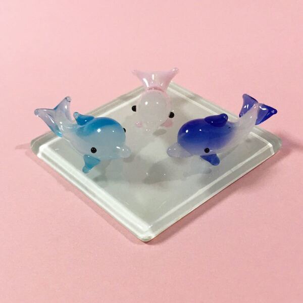 イルカ・青色・水色・ピンク3兄妹のガラス細工・置物・オブジェ・熱帯魚