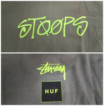 STUSSY × HUF ステューシー STOOPS TEE 半袖Tシャツ カーキ コットン メンズ [M]_画像5