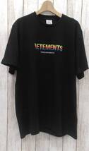 VETEMENTS 21SS ヴェトモン 半袖Tシャツ UE51TR620B マルチカラーロゴプリントTシャツ XLサイズ ブラック メンズ ※前身頃シミあり_画像1