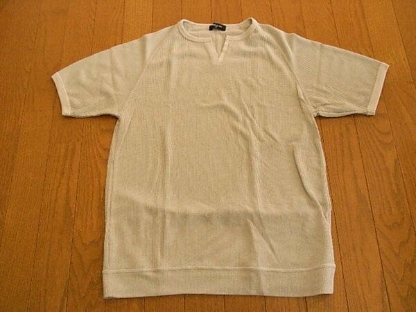 コムサイズム　かっこいい半袖Tシャツ　オフホワイト（淡いグレー系）サイズM