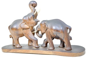 本場タイ製　手彫り番いの象 　一刀彫り　味わいがありとても素敵です！ 木彫り人形、オブジェ 幅30cm×高さ17cm　YAY409R