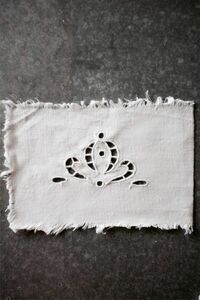17x11cm　フランスアンティーク　1900年初頭　手刺繍手縫　リネン　幾何学な花々とレースドイリー7　コースター　モチーフ　カットワーク