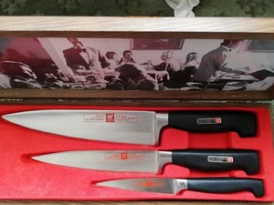 ツヴィリングFour Starシリーズ包丁20ｃｍ、16ｃｍ、10ｃｍ3点セット！Zwilling J.A.Henckels生産国ドイツ（ゾーリンゲン）赤ロゴ