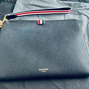 新品thom browne トムブラウンクラッチバッグ　セカンドバッグ　バンドバッグ　ブラックMAC083A00198