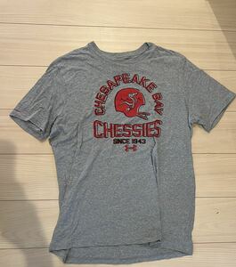 アンダーアーマー　アメフト　chesapeake bay CHESSIES 1943 tシャツ　半袖Tシャツ プリントTシャツ XLサイズ