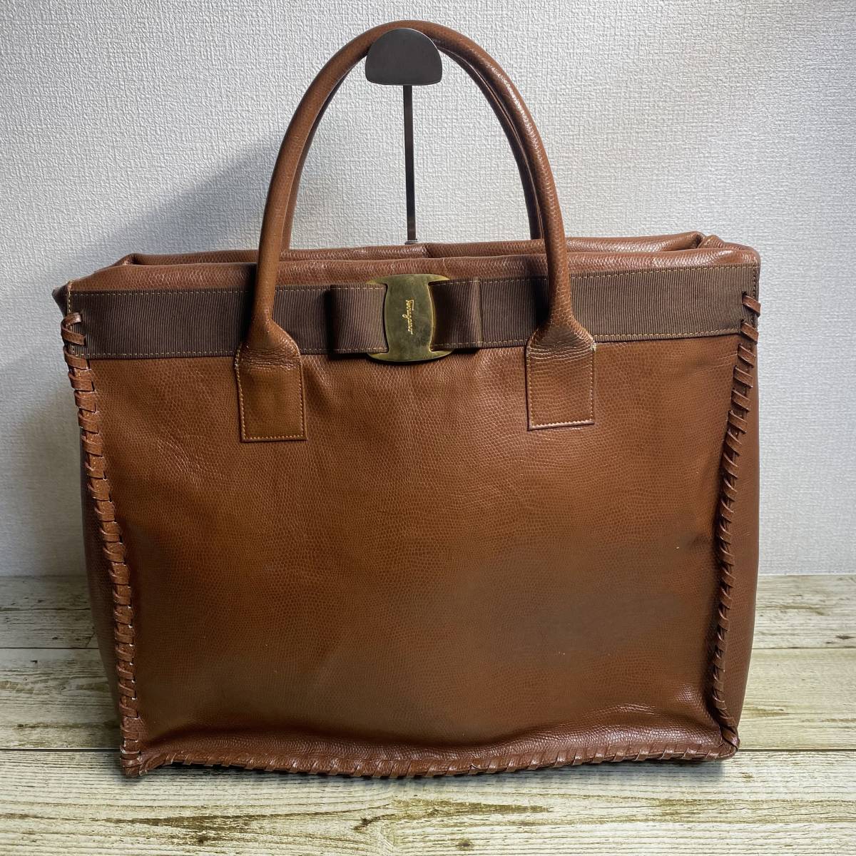 ヤフオク! -フェラガモ ヴァラの中古品・新品・未使用品一覧 正規取扱店サイト大阪 フェラガモ 極美品 ハンドバッグ 裏地総柄 ネイビー ヴァラリボン バケツ型 ハンドバッグ