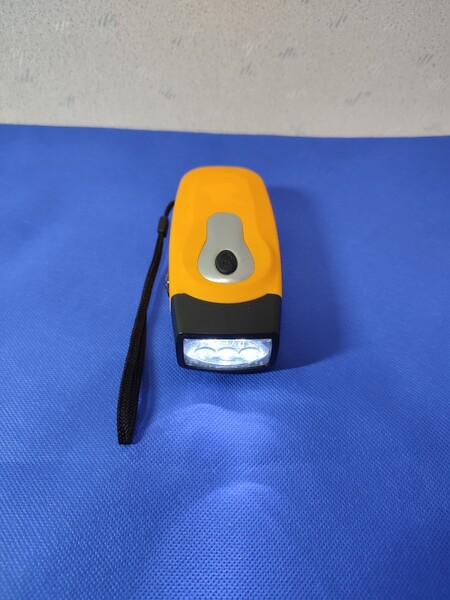 美品 手回し充電式懐中電灯 方位磁針付き