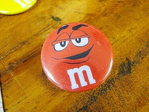 m&m's缶バッジ Sサイズ（レッド/フェイス） ■ アメリカン雑貨 アメリカ雑貨