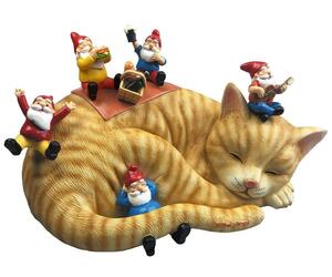 眠っている猫の上でピクニックする ノームたち -インテリア ペットショップ 獣医 老人ホーム 幼稚園 保育園（輸入品）