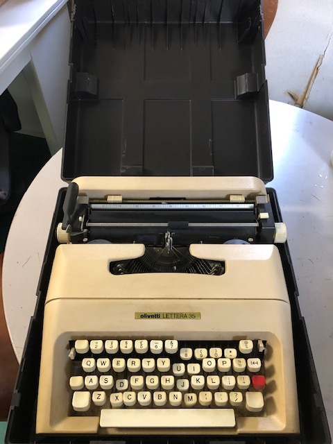 専門店でオーバーホール済の中古タイプライター olivetti Lettera 35 アンティーク、コレクション 電化製品