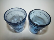 (　旧家・蔵出し　)　明治時代・須賀川ガラス　(　全面気泡のある葡萄を彫り込んだ青色グラス・２客　）・貴重・大珍品_画像6