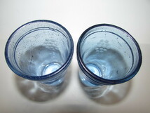 (　旧家・蔵出し　)　明治時代・須賀川ガラス　(　全面気泡のある葡萄を彫り込んだ青色グラス・２客　）・貴重・大珍品_画像7
