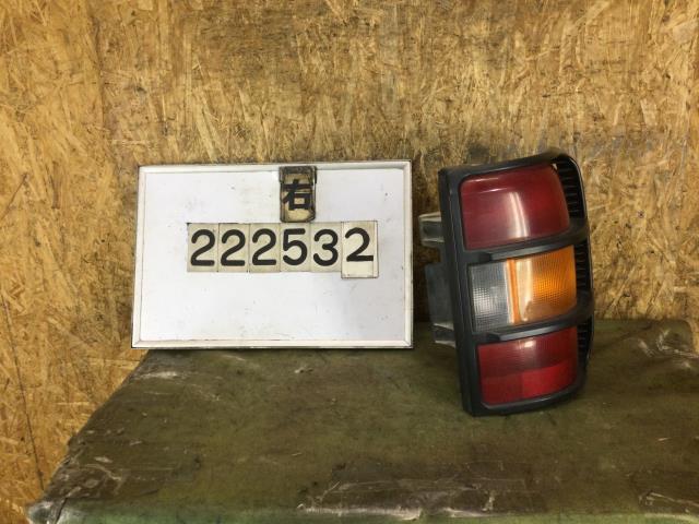 【個人宅発送可】パジェロ KD-V46WG 右テールランプ GR 4WD 7人 MR376352