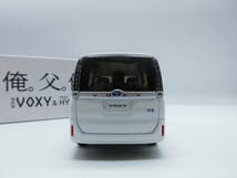 1/30 トヨタ ヴォクシー ハイブリッド　80系 VOXY カラーサンプル 非売品 ミニカー　ホワイトパールクリスタルシャイン_画像3