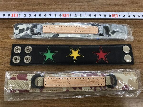 新品 レザーブレスレット 赤 革タイプ 銀 ヘックス鋲 星形 腕輪 リストバンド レッド パンク系 ロック系 迷彩