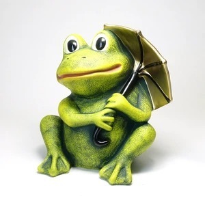 ポルトガル輸入　かわいい傘をさすカエルの置物　グリーンカエルのオブジェ