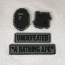 undefeated × BAPE Tシャツ Mサイズ a bathing ape エイプ ベイプ アベイシングエイプ アンディフィーテッド military logo p82_画像4