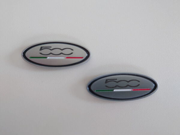フィアット 500(Fiat500) 2Way 装飾用 トリコローレ・ロゴ入り 小型 3Dメタルバッジ 2個セット