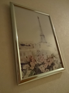 エッフェル塔とピンクの薔薇の印刷物/ポスターが入った壁掛け・額縁フレーム額・パリ・フランス・アンティーク風・軽量