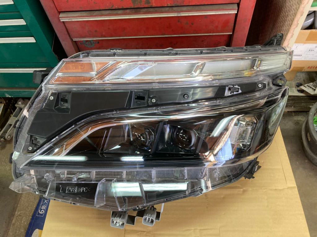 定番から日本未入荷 TOYOTA VOXY ヴォクシー 80 後期 純正 左LED
