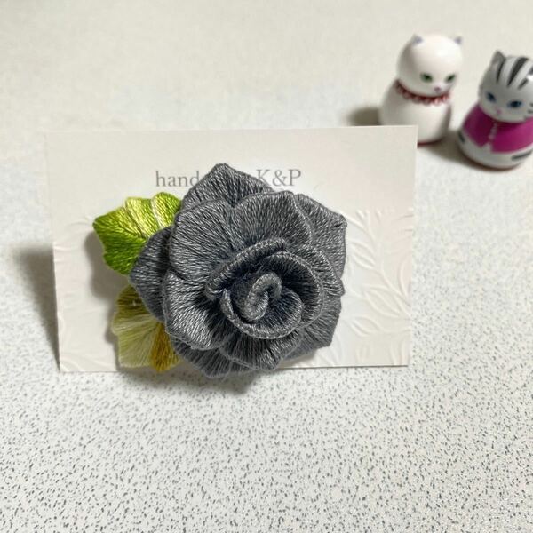 薔薇ブローチ 刺繍ブローチ 立体刺繍 ライトグレー