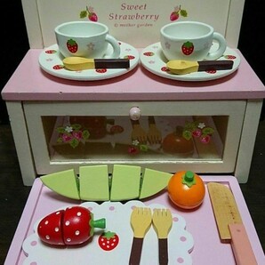 マザーガーデン*引き出し付き飾り棚と木のおもちゃ