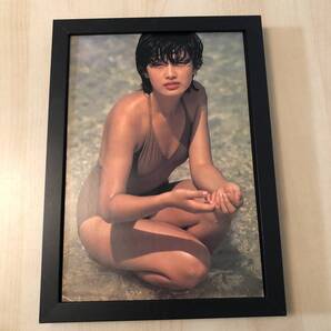 kj ★額装品 ★ 山口百恵 グラビア セクシー 水着 B5サイズ額入り ポスター風デザイン 貴重写真 アイドル 昭和レトロ