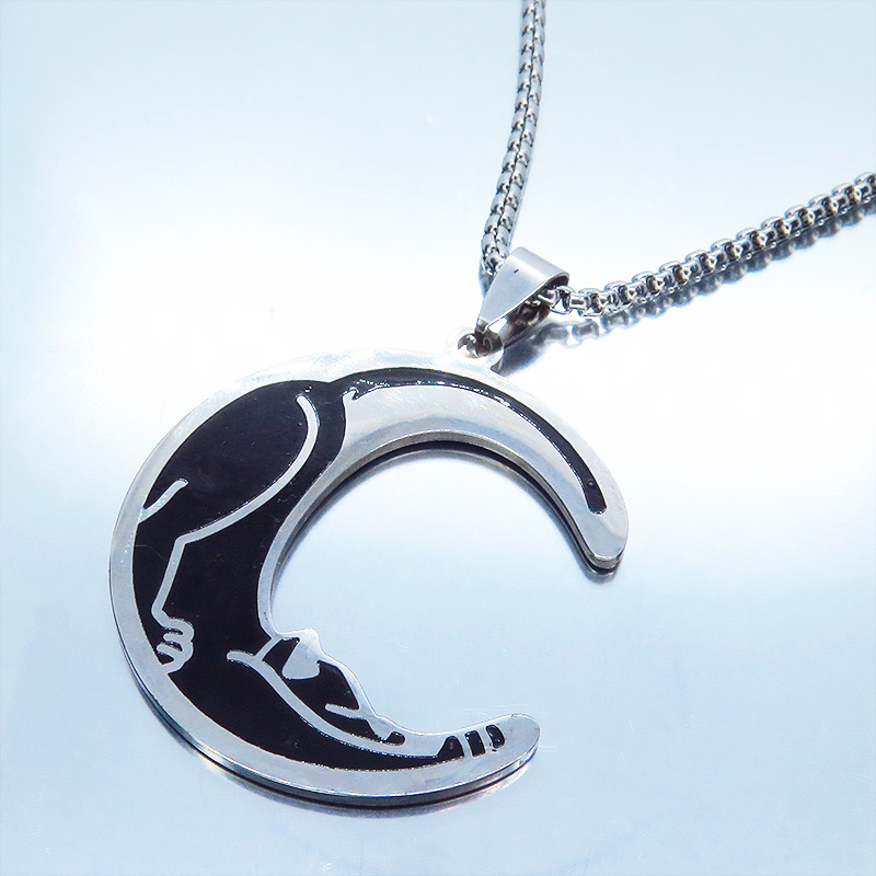 Un collier à pendentif Mooncat en acier inoxydable et émail noir représentant un chat couché et un croissant de lune., Fait main, Accessoires (pour femmes), collier, pendentif, foulard