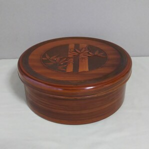 円筒形・茶色の食器入れ(プラスチック製)