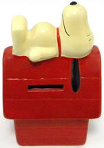 ★ NISSAY 日本生命 ★ SNOOPY スヌーピー 貯金箱 赤い犬小屋 （陶器製）【約9.5cm×15cm】_画像1