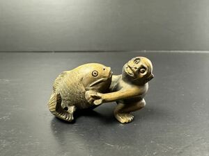 [ET953] из дерева netsuke . обыкновенный карп маленький . скульптура .. предмет дым . inserting дерево гравюра ..