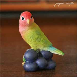 コザクラインコとブドウ ダイカイ オブジェ インコとフルーツシリーズ 置物 鳥 小鳥 ブドウ インコ コザクラインコ パタミン 雑貨