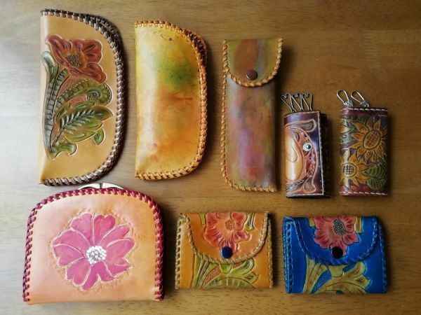 革細工 財布など まとめて 8点 彫刻 カービング 手芸品 花柄 レザー メガネケース キーケース ペンケース leatherwork carving 送料込み