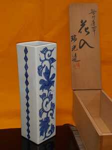  antique flat cheap . light blue and white ceramics Tang . flower go in also box condition good 