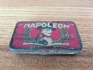 SP盤針 の空き缶■■NAPOLEON STEEL NEEDLES 200 ABOUT / ナポレオン針 ＊赤色缶■60×33×8㎜/13g★錆・汚れ・紙の貼付き！ ■送料￥140～