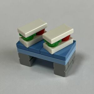 LEGO サンドウィッチと小さなテーブル