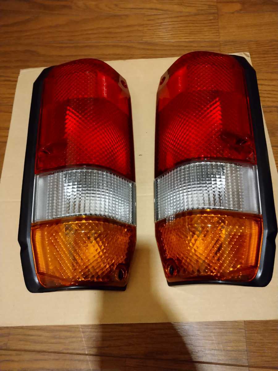 再販ランクル70トヨタ純正テールランプ左右ほぼ未使用美品 未使用 ランドクルーザー70系 テールランプ❣️