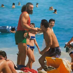 ◎ワイキキビーチでアントニオ猪木vs.ブルーザー・ブロディ　#当時物#昭和61年#1986年#新日本プロレス【FRIDAYサイズ/切り抜き2p】