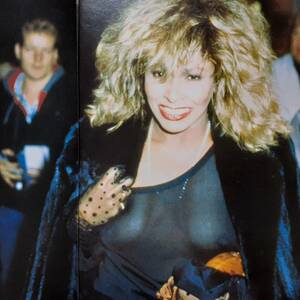 ◎ロックの女帝ティナ・ターナー47歳の色気　#スクラップ#マニア#当時物#昭和61年#1986年【FRIDAYサイズ/切り抜き2p】[管理番号H5-237]