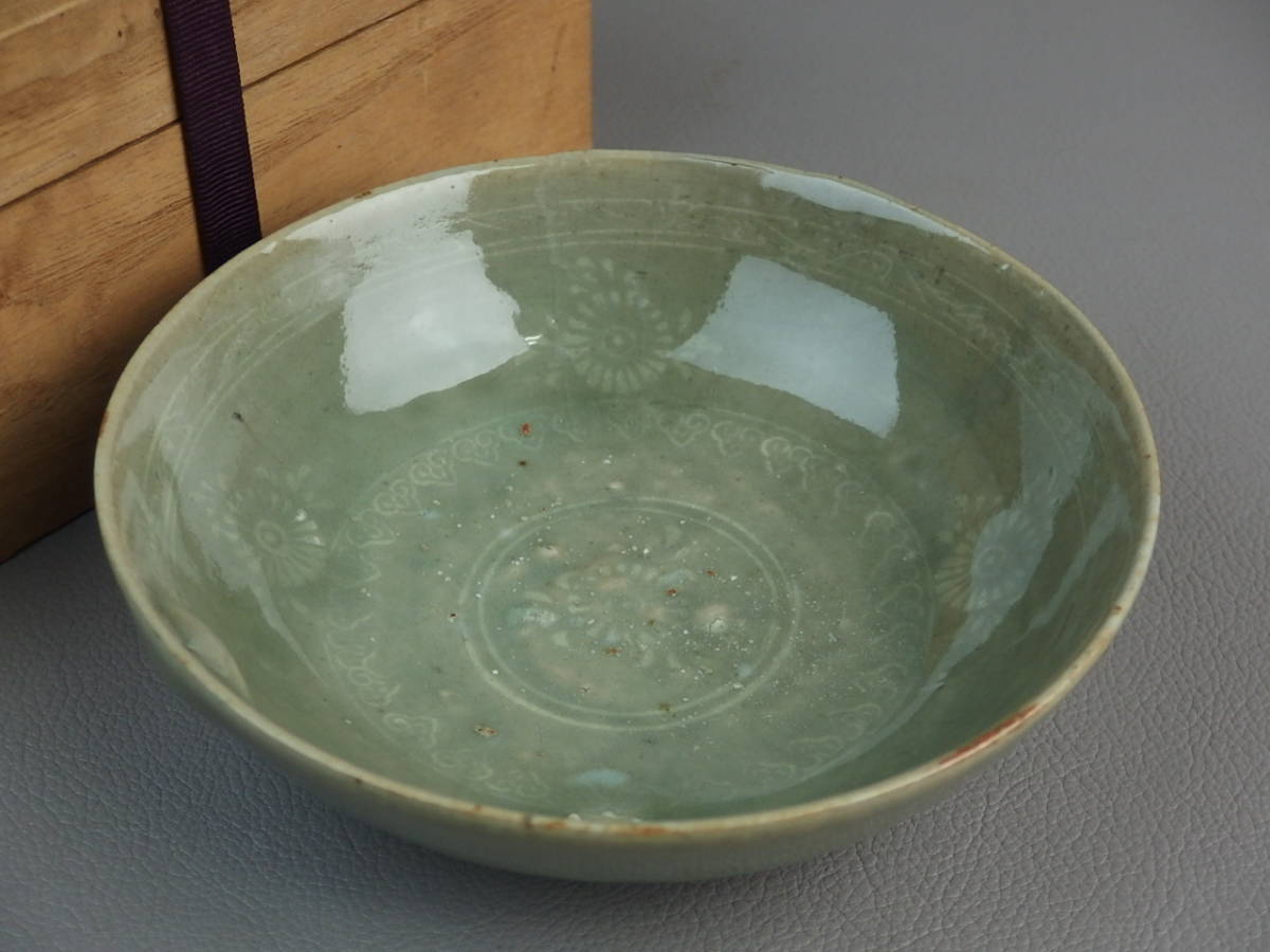 哲】上手の高麗青磁白黒象嵌花文平盃(高麗時代・13世紀) - JChere