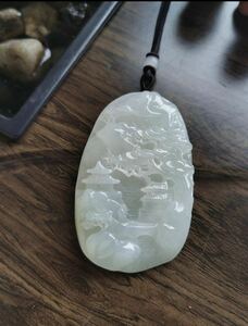 天然本翡翠 無処理　彫刻　氷糯種　ジェイダイト (Jadeite)山水牌子 ペンダント　重さ115g(575ct) 重みがある　コレクション