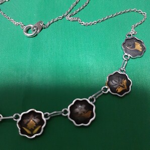 レア種類のお花がつや消しゴールドで浮かび上がるネックレスです