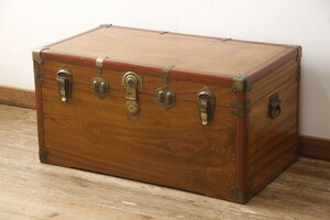 R-058698 Asia Vintage . material (ksnoki) storage . display . to combined wooden boat trunk ( boat trunk, trunk table, Vintage )