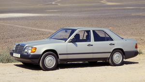  Mercedes Benz W124 sedan trunk room weatherstrip 1985-1993
