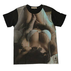 セクシーガール ベッド 下着姿 巨乳 ホットガール おもしろTシャツ ストリート系 デザインTシャツ メンズ 半袖 ★tsr0688-blk-l
