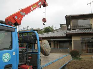 埼玉県鶴ヶ島市発 ある個人宅から引き取って来た庭石 景石など １個３００キロ～１トンくらいの重さです。 