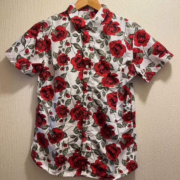 新品★ホワイト★レッドローズ柄アロハシャツ★ブラウス★ユニセックス★M★個性派シャツ 柄★最終値下★他フリマでセール中★現品限り!